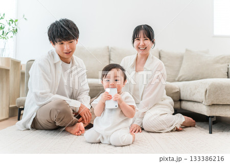 マイホームのリビングで子供,赤ちゃんと遊ぶ子育て世代のファミリー,家族(育児,子育て,スキンシップ) マイホームのリビングで子供,赤ちゃんと遊ぶ子育て世代のファミリー,家族(育児,子育て,スキンシップ) 133386216