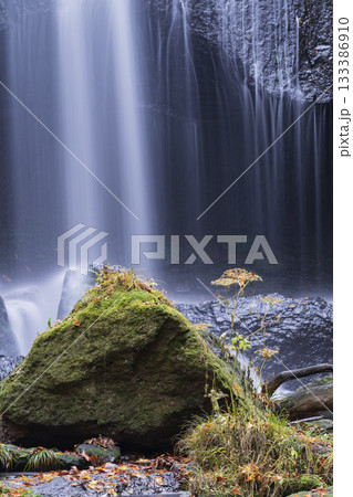 秋の裏磐梯の立沢不動滝 133386910