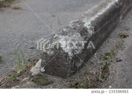 破損した歩車道境界ブロック 破損した歩車道境界ブロック 133386981