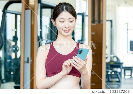 トレーニングジム　アプリ　若い女性 133387208