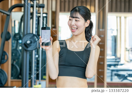 トレーニングする女性　スマホ　アプリ 133387220