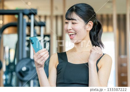 トレーニングする女性　スマホ　アプリ 133387222