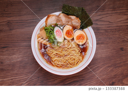 注意)湯気は合成です。醤油らーめん、中華そば。煮卵とチャーシューのせ。 注意)湯気は合成です。醤油らーめん、中華そば。煮卵とチャーシューのせ。 133387388