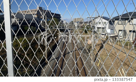 フェンス越しに見える線路 フェンス越しに見える線路 133387547