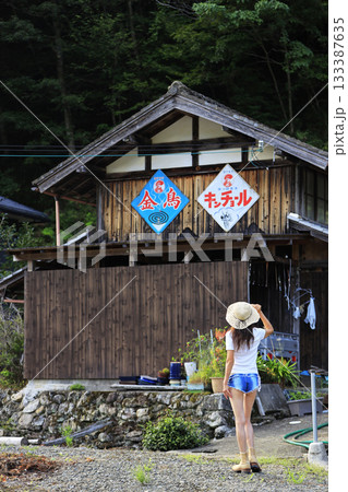 夏休みに旅行をする彼女 133387635