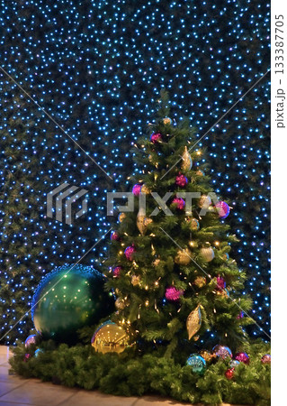 華やかなイルミネーションのクリスマスツリー 133387705
