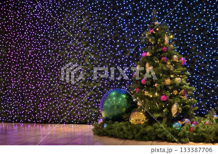 華やかなイルミネーションのクリスマスツリー 133387706