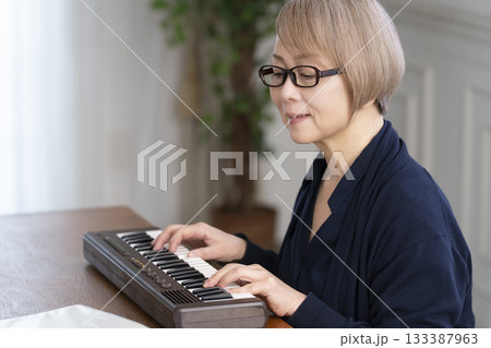 キーボード弾くシニア女性 133387963