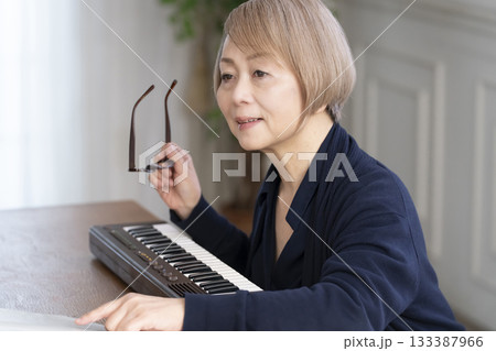 キーボード弾くシニア女性 133387966