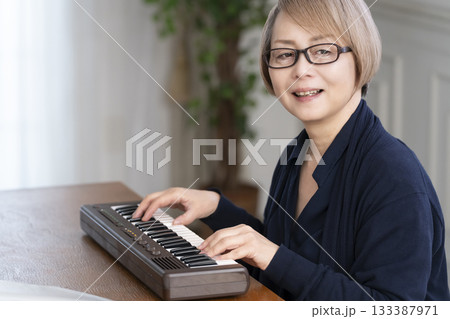 キーボード弾くシニア女性 キーボード弾くシニア女性 133387971