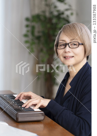 キーボード弾くシニア女性 133387988