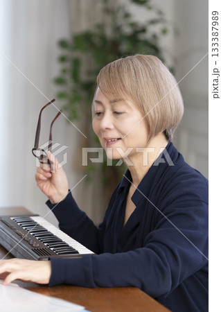 キーボード弾くシニア女性 キーボード弾くシニア女性 133387989