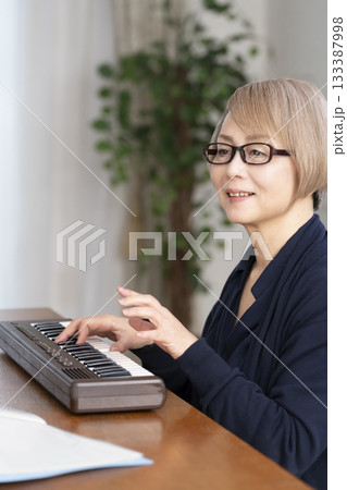 キーボード弾くシニア女性 133387998