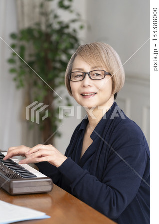 キーボード弾くシニア女性 133388000