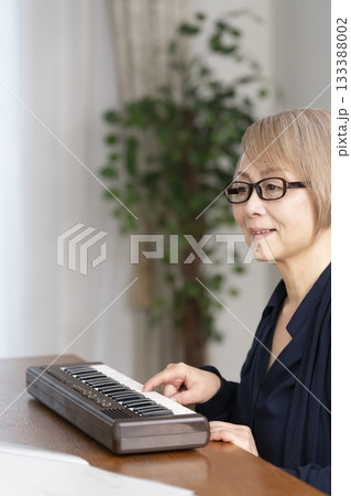 キーボード弾くシニア女性 133388002