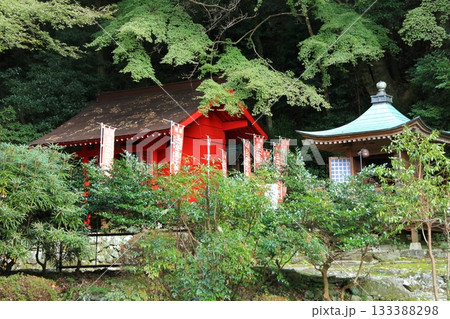 【大分県】国東半島の両子寺にある稲荷堂 【大分県】国東半島の両子寺にある稲荷堂 133388298