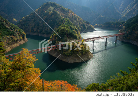 静岡県川根本町・奥大井湖上駅の秋の絶景 静岡県川根本町・奥大井湖上駅の秋の絶景 133389038