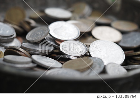 Collection of various coins in a metal bowl Collection of various coins in a metal bowl 133389764