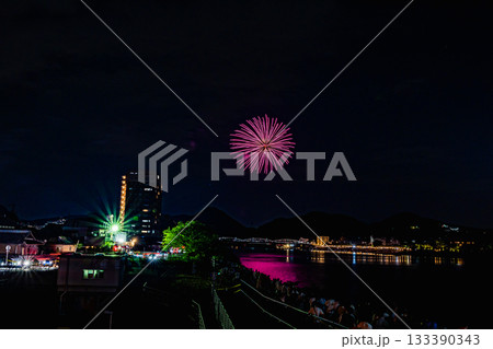 日本の夏、夜空に上がる打ち上げ花火 133390343