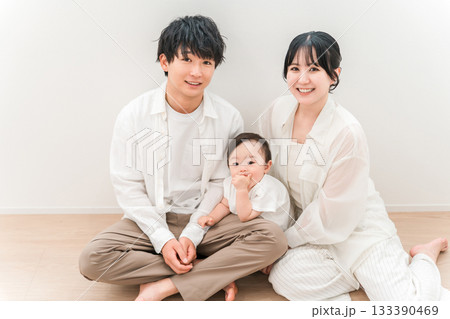 リビングで子供赤ちゃんと遊ぶ親子,家族,ファミリー,夫婦 133390469