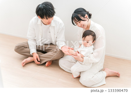 リビングで子供赤ちゃんと遊ぶ親子,家族,ファミリー,夫婦 133390470