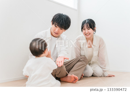 リビングで子供赤ちゃんと遊ぶ親子,家族,ファミリー,夫婦 リビングで子供赤ちゃんと遊ぶ親子,家族,ファミリー,夫婦 133390472