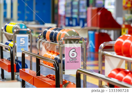 ボウリング大会で並ぶ色とりどりの球 133390728