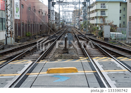 踏切の構造と安全対策：車道と歩道を仕切る縁石と踏切支障報知装置・複線 133390742