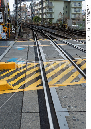 踏切の構造と安全対策：踏切道に描かれた黄色と黒のペイント 133390743