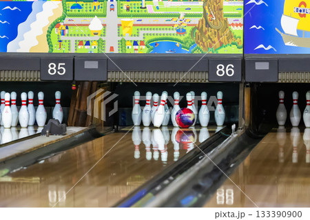 ボウリング大会で球がピンに当たる 133390900
