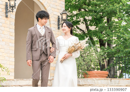 結婚式でチャペルの階段を降りる新郎新婦(ブライダル,ウェディング,披露宴) 結婚式でチャペルの階段を降りる新郎新婦(ブライダル,ウェディング,披露宴) 133390907