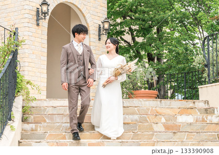 結婚式でチャペルの階段を降りる新郎新婦(ブライダル,ウェディング,披露宴) 結婚式でチャペルの階段を降りる新郎新婦(ブライダル,ウェディング,披露宴) 133390908
