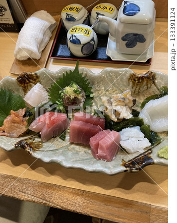 お寿司屋の刺身盛り合わせ お寿司屋の刺身盛り合わせ 133391124
