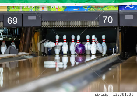 ボウリング、球がピンに当たる ボウリング、球がピンに当たる 133391339