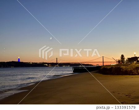 リスボンの夕焼けの浜辺 リスボンの夕焼けの浜辺 133391579