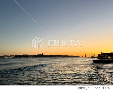 リスボンの夕焼けの浜辺 133391580