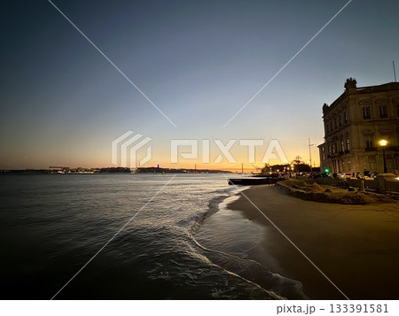 リスボンの夕焼けの浜辺 リスボンの夕焼けの浜辺 133391581