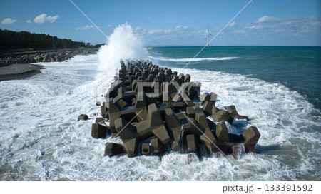 秋も深まってきた富山県東部下新川海岸沿岸の離岸堤と波の様子 秋も深まってきた富山県東部下新川海岸沿岸の離岸堤と波の様子 133391592