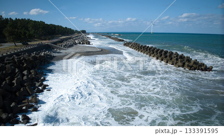 秋も深まってきた富山県東部下新川海岸沿岸の離岸堤と波の様子 133391595