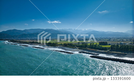 秋も深まってきた富山県東部下新川海岸沿岸の離岸堤と波の様子 秋も深まってきた富山県東部下新川海岸沿岸の離岸堤と波の様子 133391600