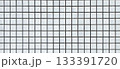 白い正方形のタイルに黒いグリッドの目地が走る外壁の背景テクスチャ・写真 133391720