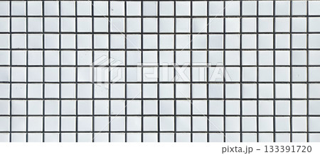 白い正方形のタイルに黒いグリッドの目地が走る外壁の背景テクスチャ・写真 白い正方形のタイルに黒いグリッドの目地が走る外壁の背景テクスチャ・写真 133391720