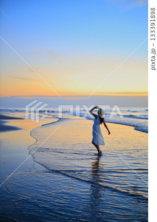 夕焼けの海を眺める彼女 夕焼けの海を眺める彼女 133391898
