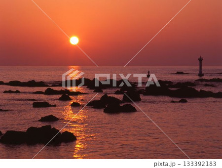 夕陽と森戸の岩礁・葉山灯台 夕陽と森戸の岩礁・葉山灯台 133392183