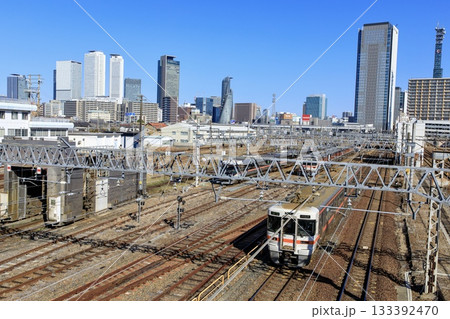 名古屋駅の高層ビル群をバックに走る関西線313系普通列車 名古屋駅の高層ビル群をバックに走る関西線313系普通列車 133392470