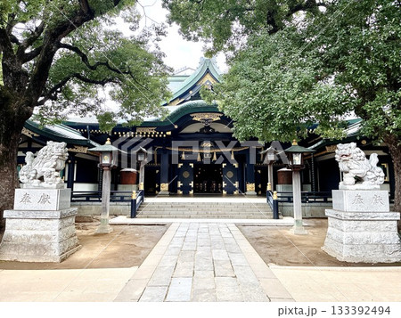 参道の先に広がる伝統的な日本の神社本殿の風景 参道の先に広がる伝統的な日本の神社本殿の風景 133392494