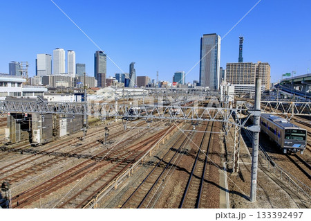 名古屋駅の高層ビル群をバックに走るあおなみ線1000形電車 133392497