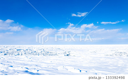 青空と冬の北海道オホーツク海を埋め尽くした流氷の風景 133392498