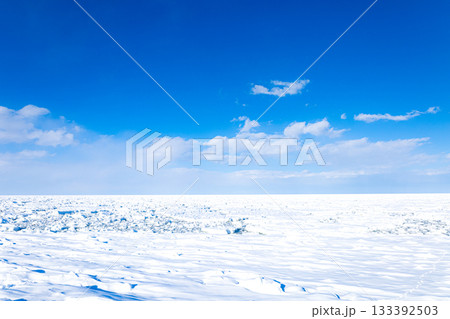 青空と冬の北海道オホーツク海を埋め尽くした流氷の風景 青空と冬の北海道オホーツク海を埋め尽くした流氷の風景 133392503