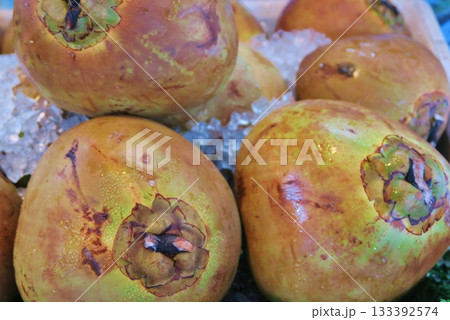 氷で冷やしたヤシの実　沖縄 133392574